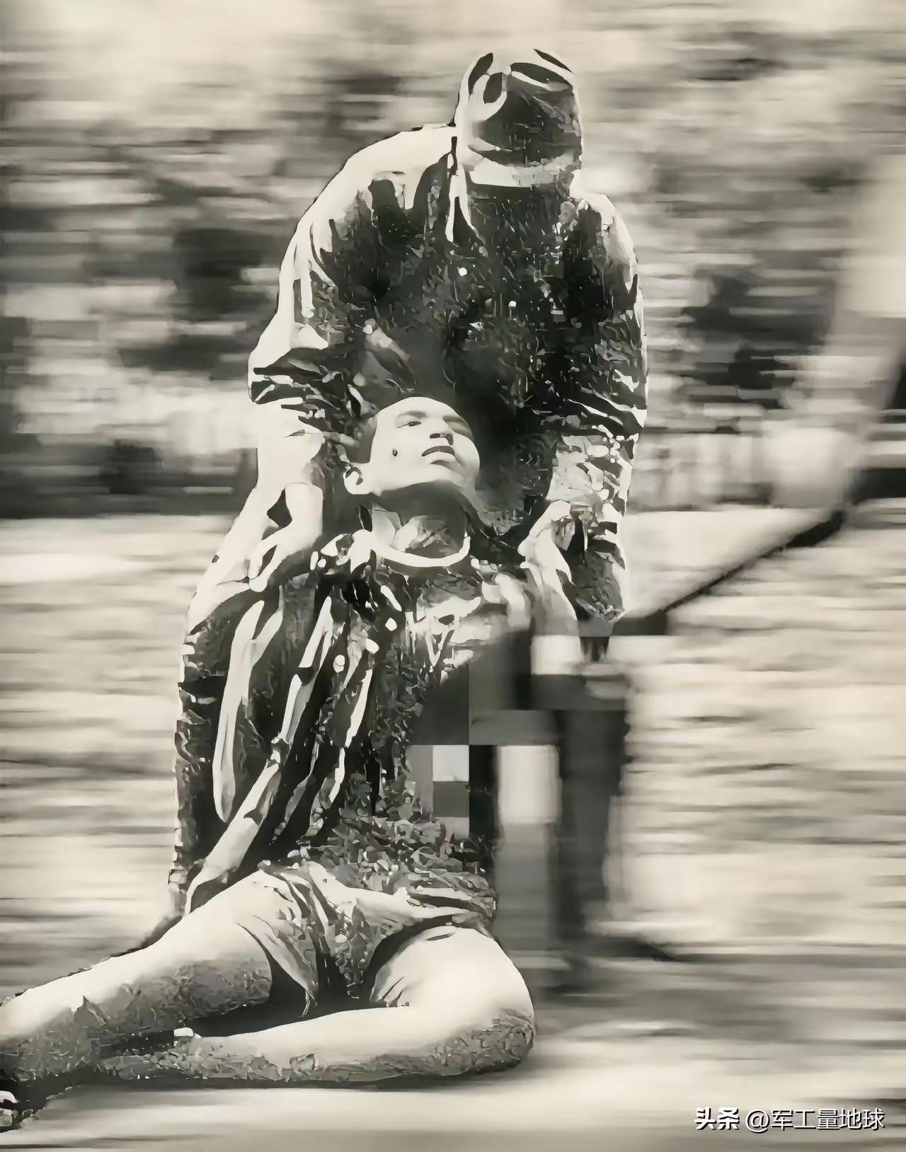他用生命告诉我们：什么叫不屈！什么叫气节！为我们英雄的一颗不屈的心献上一朵电子鲜