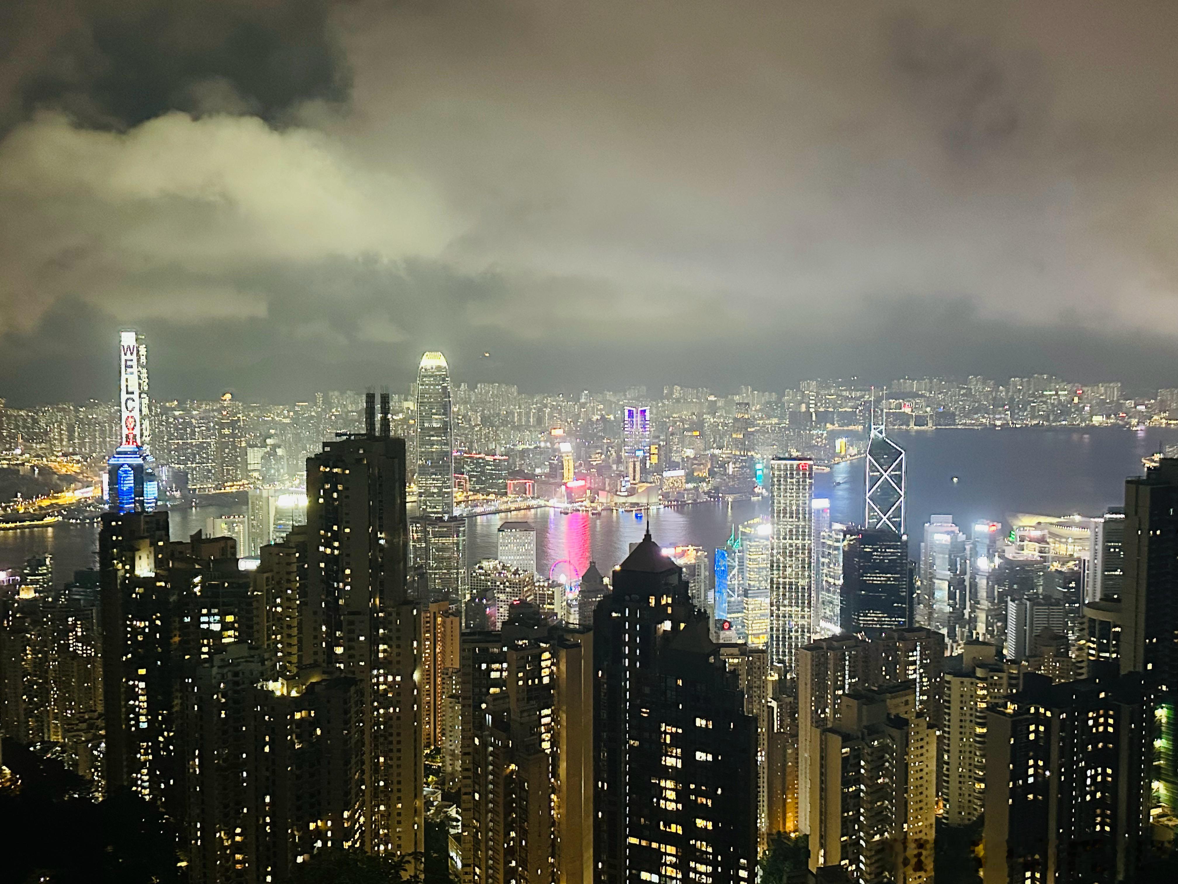 路过中环街市的时候感受到了许久不曾感受到的实体经济 人来人往 真实的香港 香港·