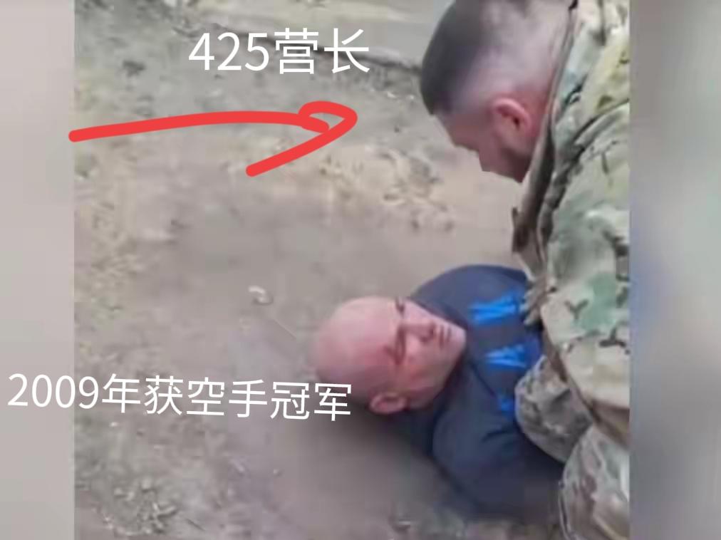 乌克兰少校营长将2009年乌克兰世界空手冠军按在地上“毛打”，“狂揍”
还让随行