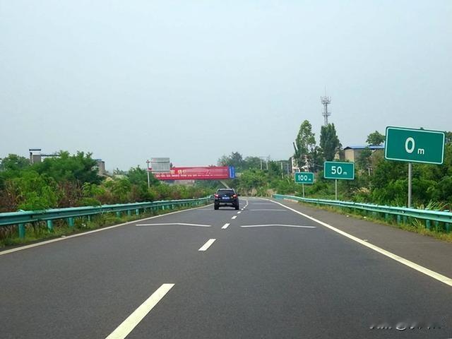 高速上开车时速多少最省油?
多数家用轿车90‑100km/h是高速黄金经济时速，