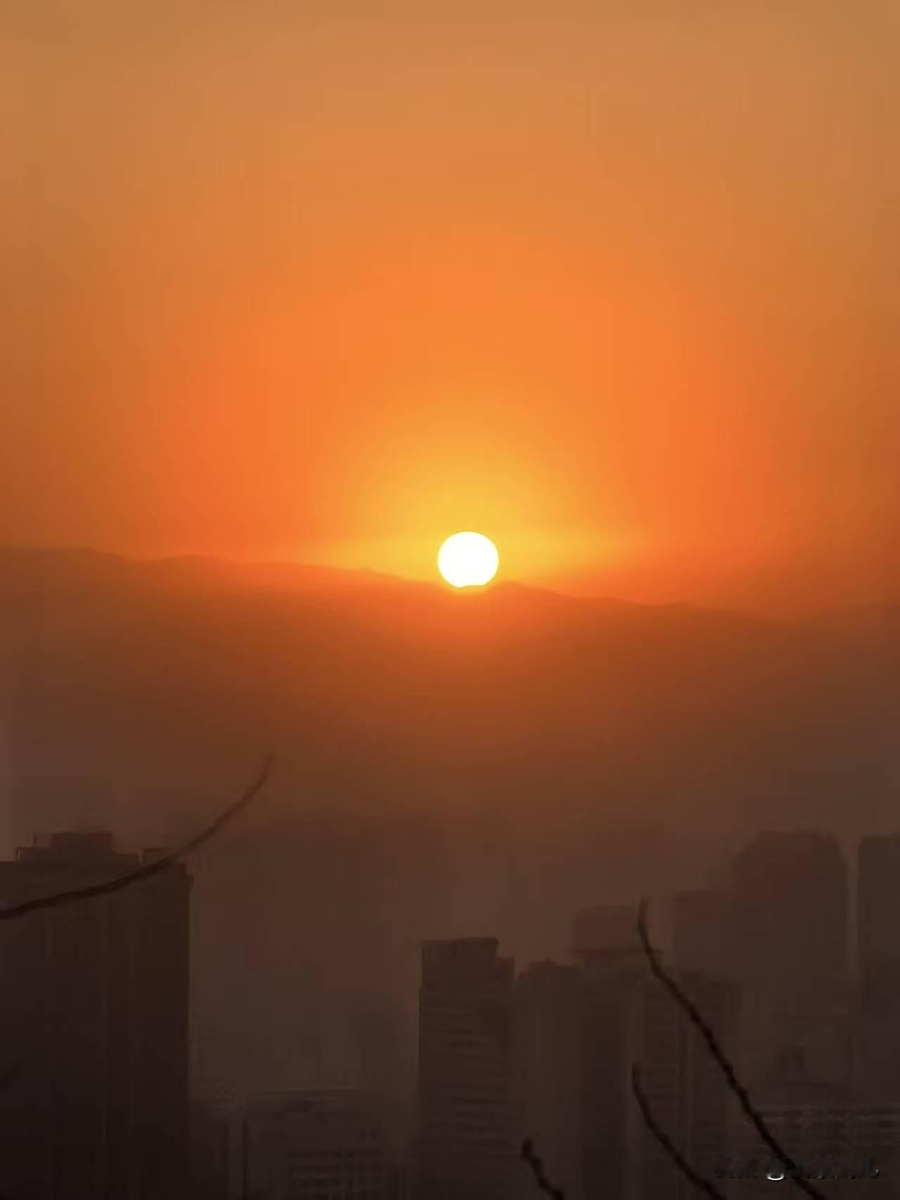某天你发现能控制，
自己的情绪的时候，
这是成长，
也是悲伤[微风][微风]
人