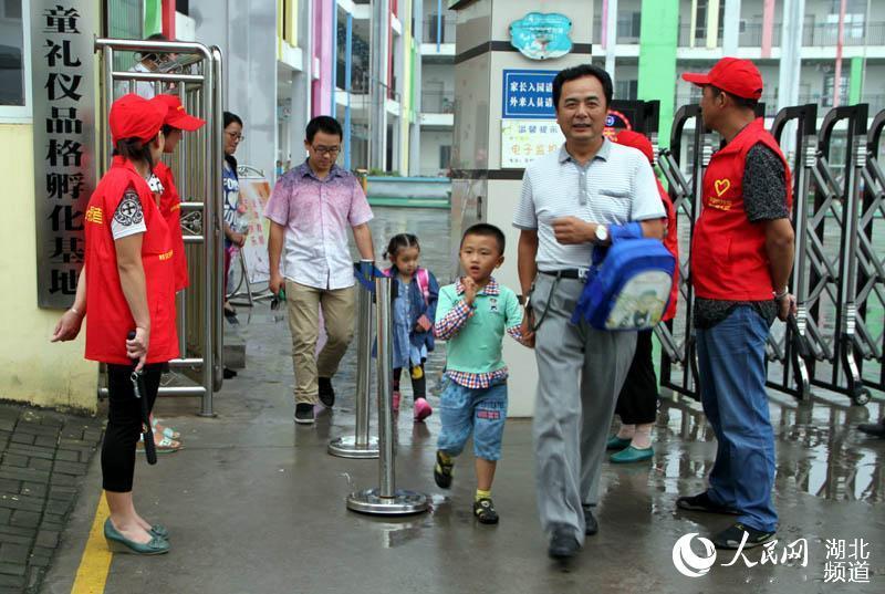 12月29日17时20分许，张家界永定区某小学一家长在“护学岗”志愿执勤时晕倒，