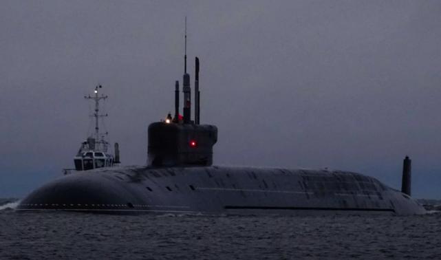 令人震惊，美军当着俄罗斯潜艇的面，扣押了仍在大西洋疾驰的“贝拉一号”油轮，这艘油