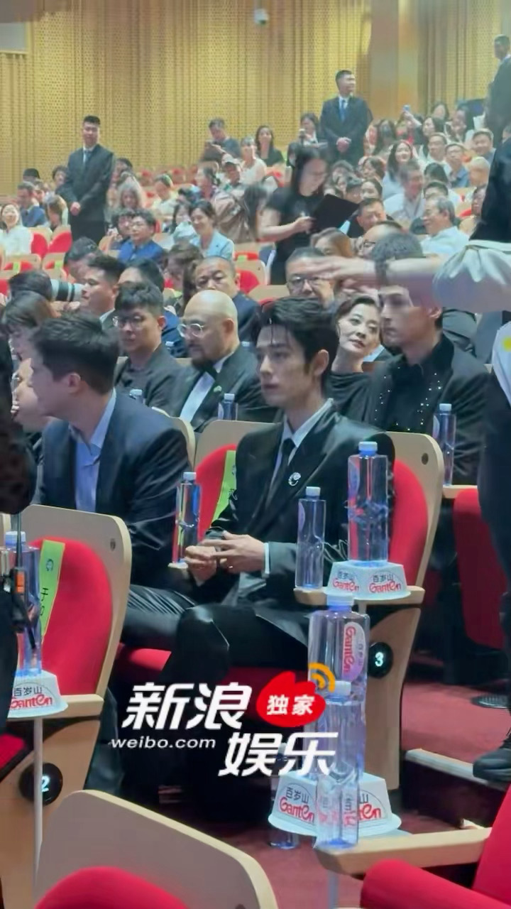 肖战玩戒指太欲了 肖战在现场只是玩儿个戒指怎么都那么帅 白玉兰内场