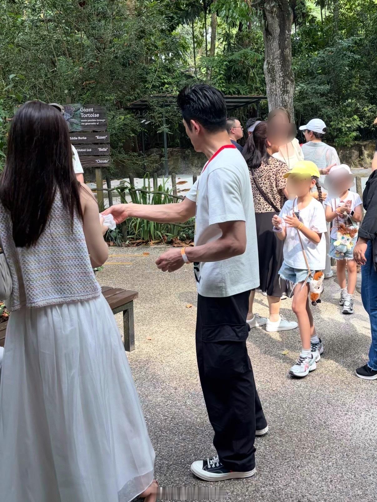 在新加坡动物园偶遇了郭富城和方媛带着女儿新加坡动物园偶遇郭富城一家郭富城方媛带孩