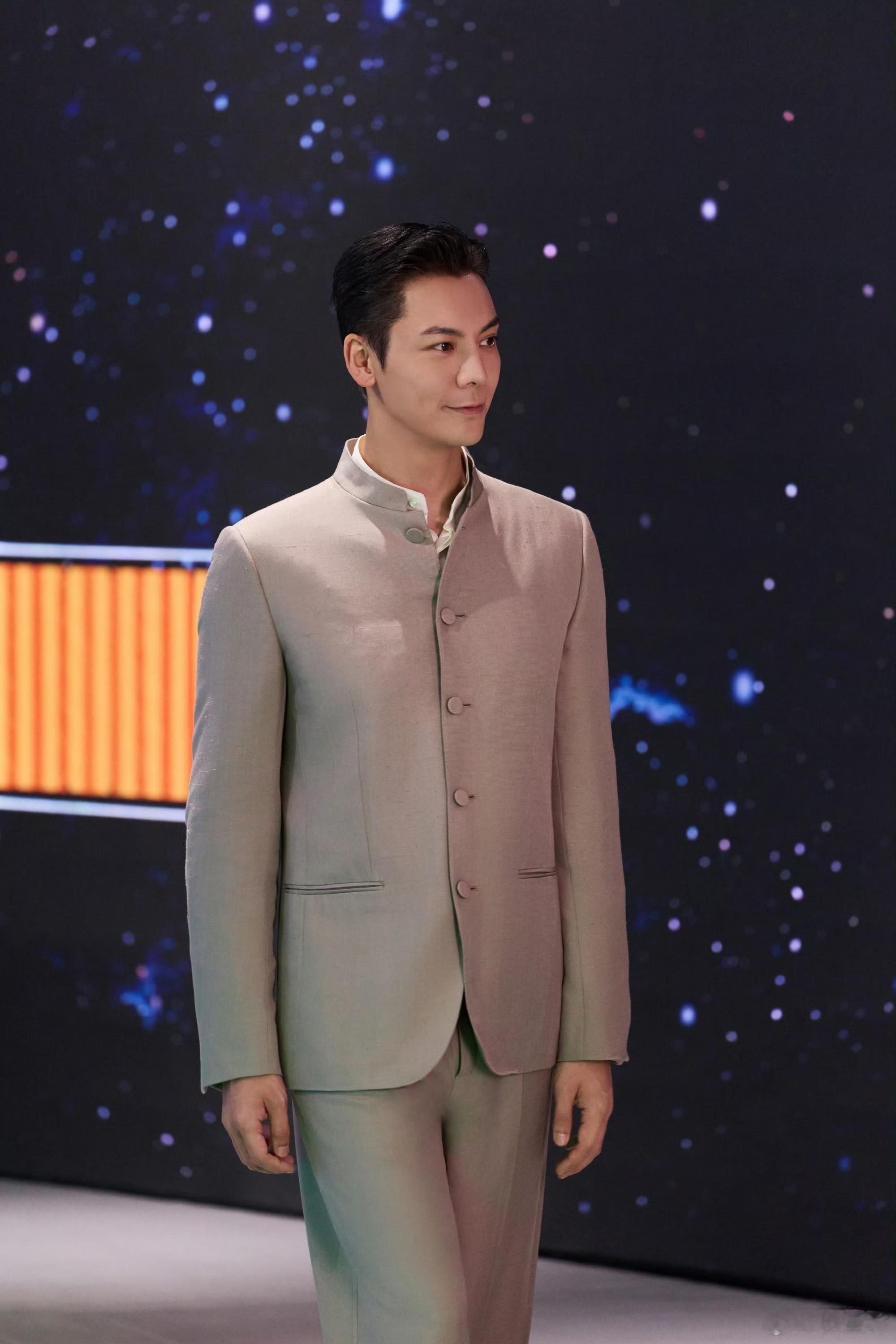 央视镜头下的陈伟霆黄子弘凡央视原生镜头无滤镜，陈伟霆沉稳大气，黄子弘凡少年清亮，