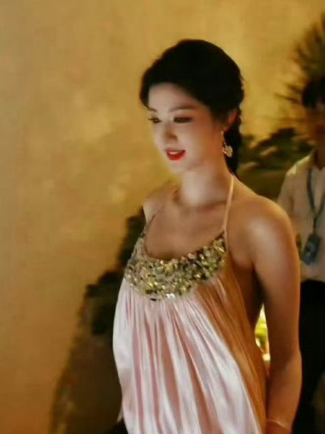 王楚然穿上这种宽松的睡裙更显女人味了