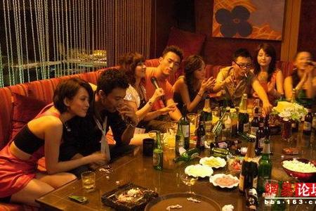 2023年10月25日凌晨，深圳龙岗某酒吧。

为留住客人，营销郑某某竟把15岁
