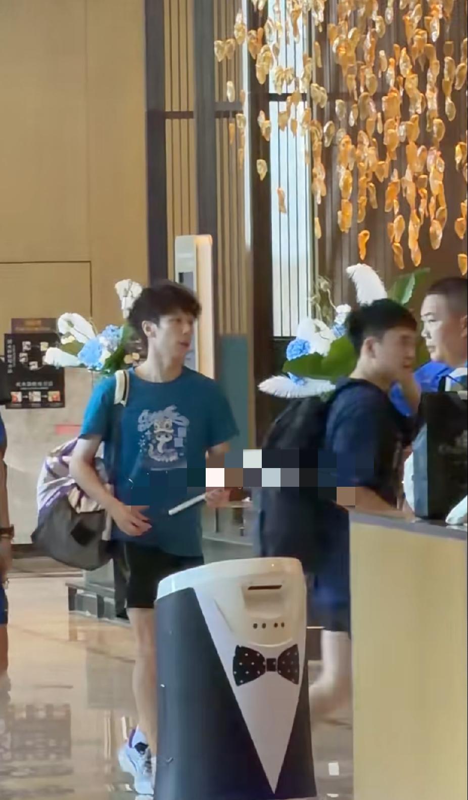 林高远抵达长沙备战全锦赛
 
刷到林高远抵达长沙的酒店路透，一身蓝色印花短袖搭配