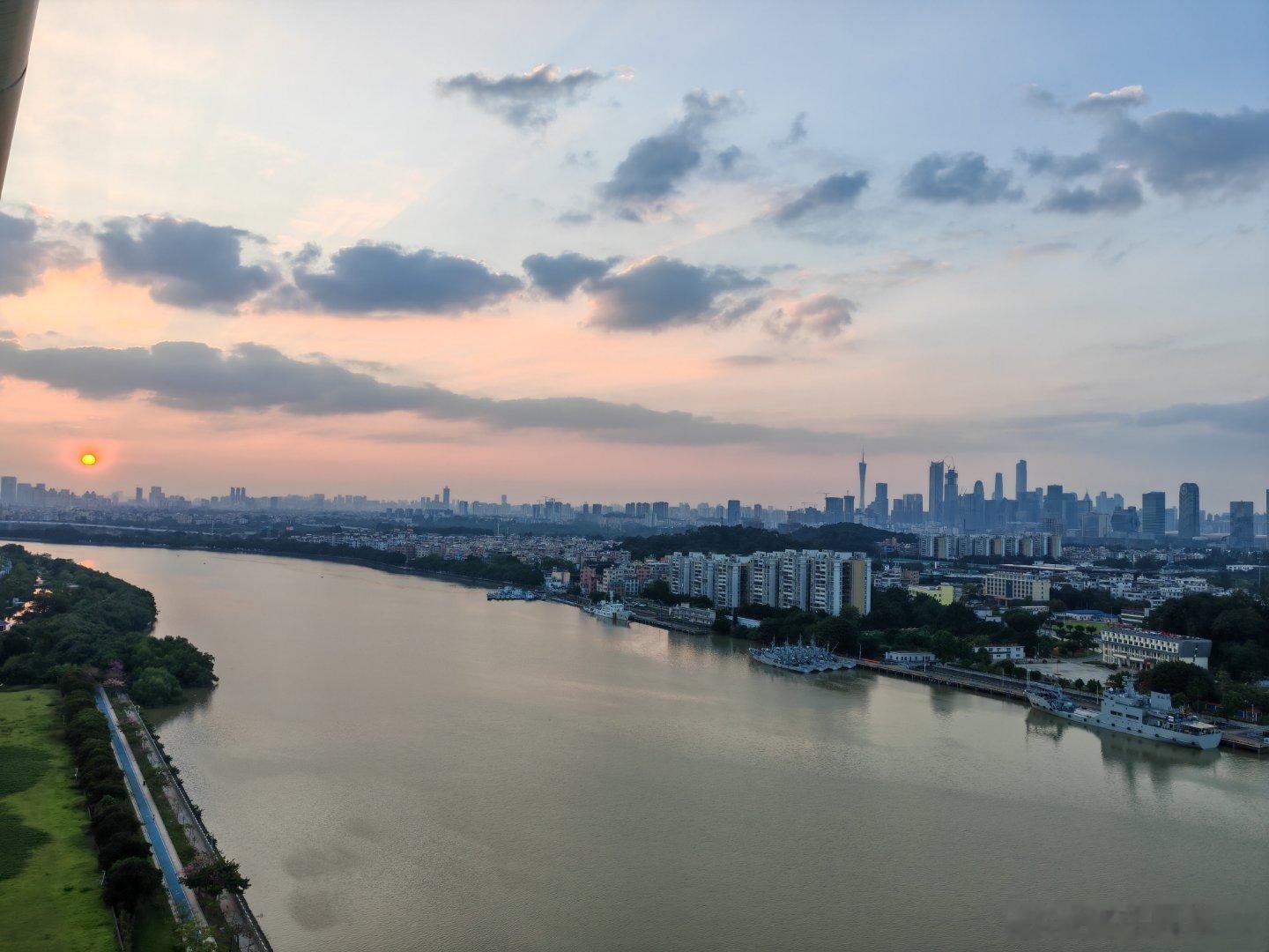 夕阳下的广州城，天际线上的小蛮腰和摩天大楼，珠江边的码头和轮船，一瞬间觉得这座城