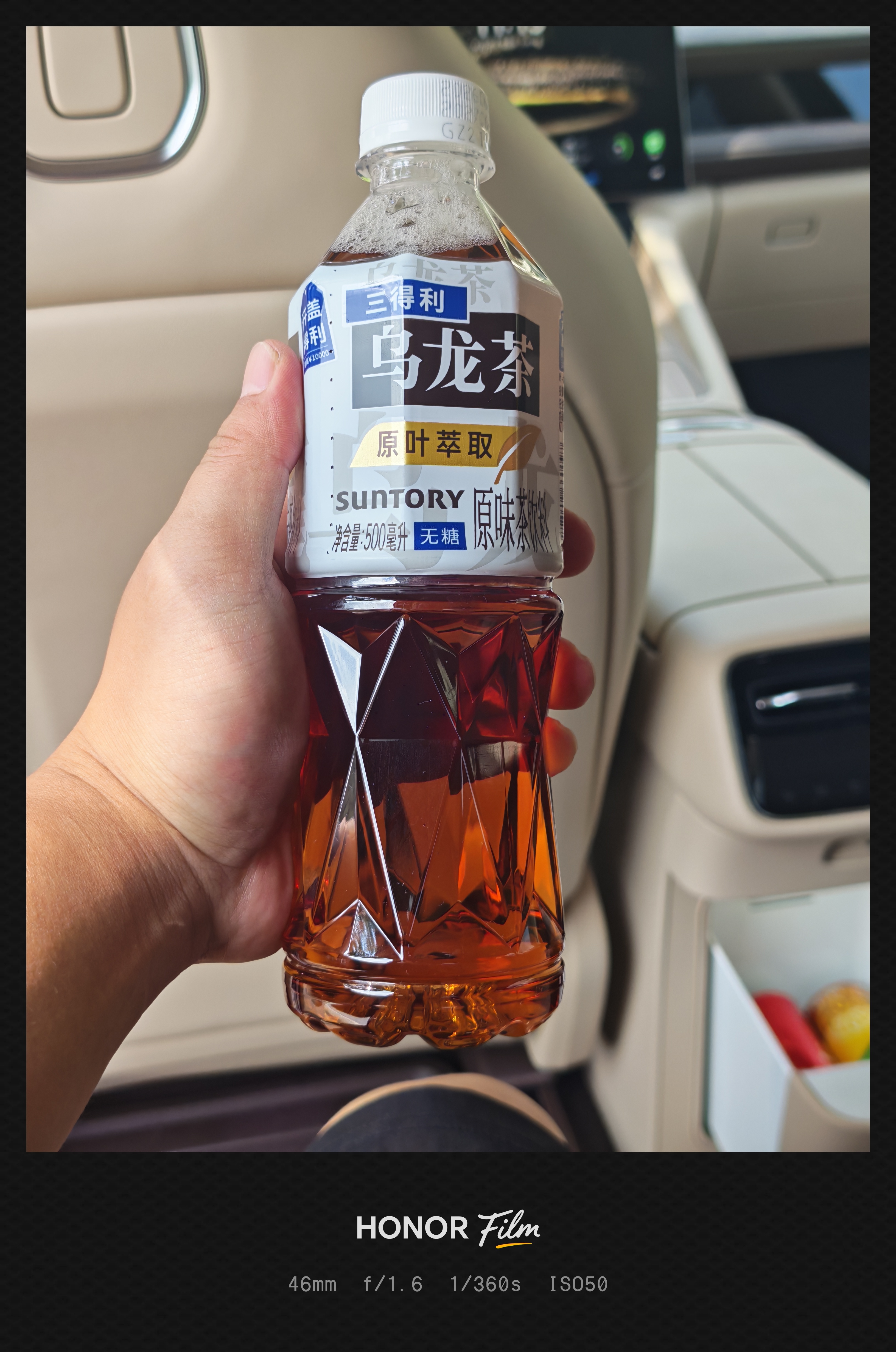 看身边很多人都在喝这个三得利，说没有糖分，不会长胖，但我喝着感觉有点淡。[吃瓜]