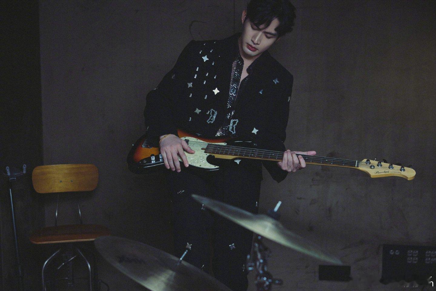 张彬彬一个人就是一个乐队这个声音还是很有自己的魅力的 张彬彬唱歌原来这么好听的嘛