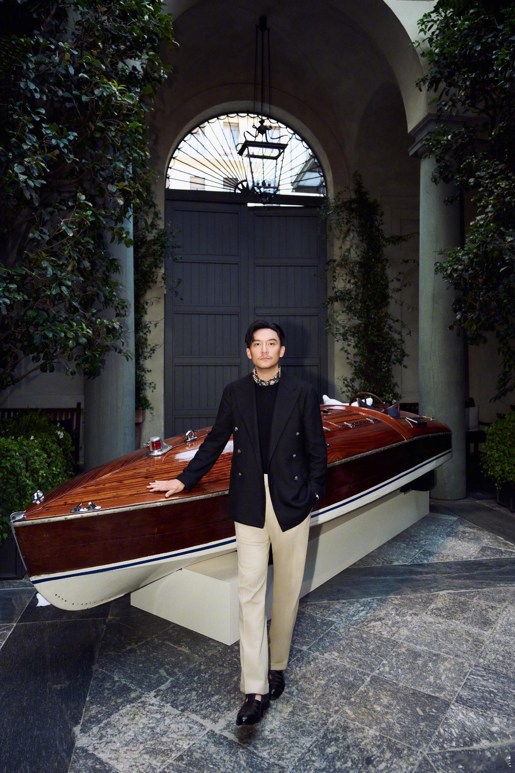 张震和Ralph Lauren，他跟老钱风那绝对相配。他爸爸就是知名演员，自己更