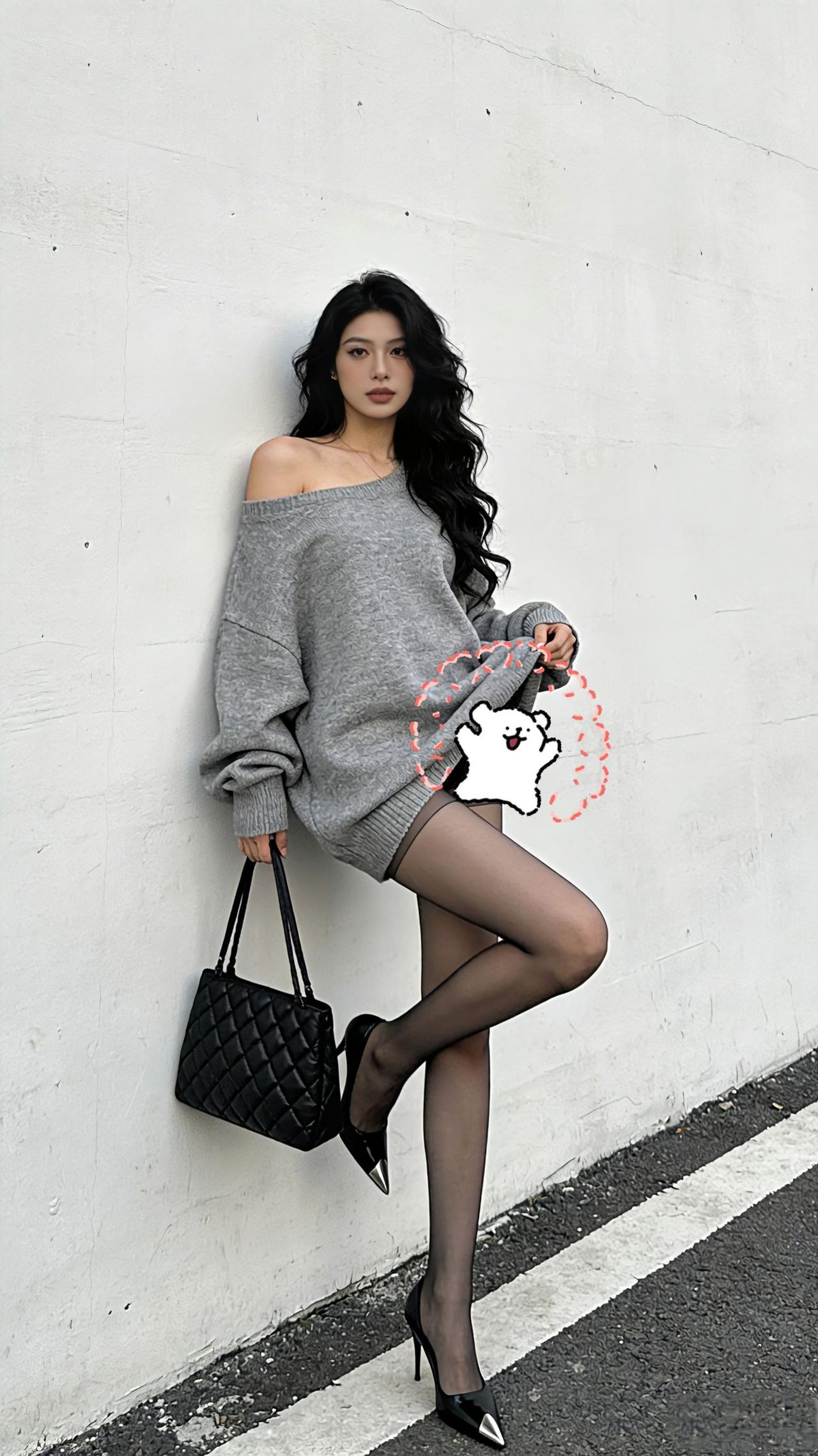 灰调露肩毛衣+黑丝，链条包+尖头高跟鞋点睛，往白墙旁一靠就是自带故事感的都市画报