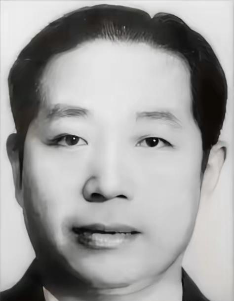 [月亮]1937年，刺蒋失败后，百变杀手华克之投奔延安，伟人看到后却当场断言：你