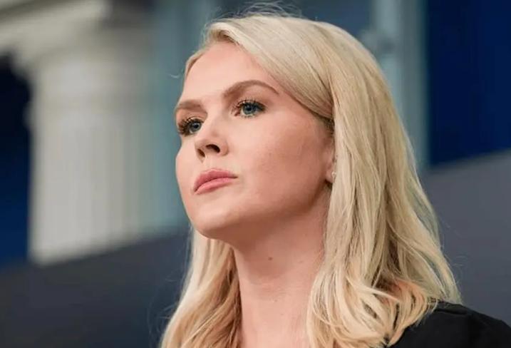 谁能想到，特朗普最信任的女秘书卡罗琳·莱维特，会在全球镜头前直接“摆烂”。

面