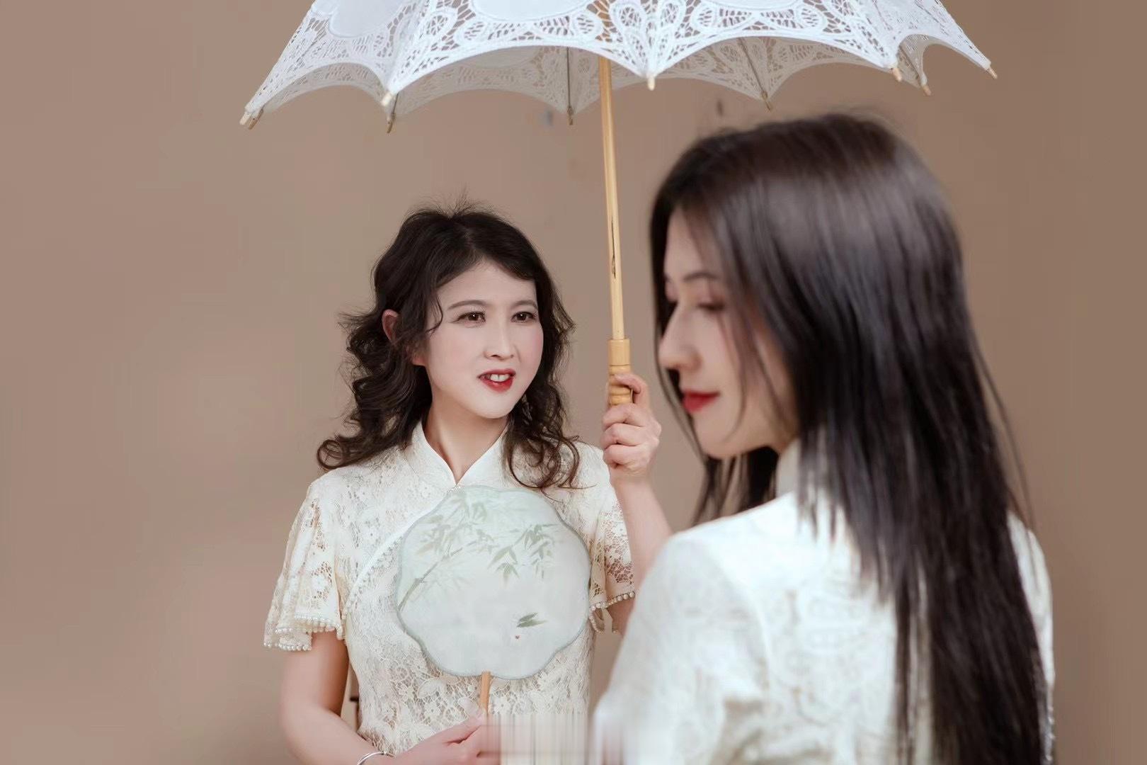 我很幸运有个虽然学历不高但精神独立的女强人妈妈。我妈有9个兄弟姐妹，从小家里穷的