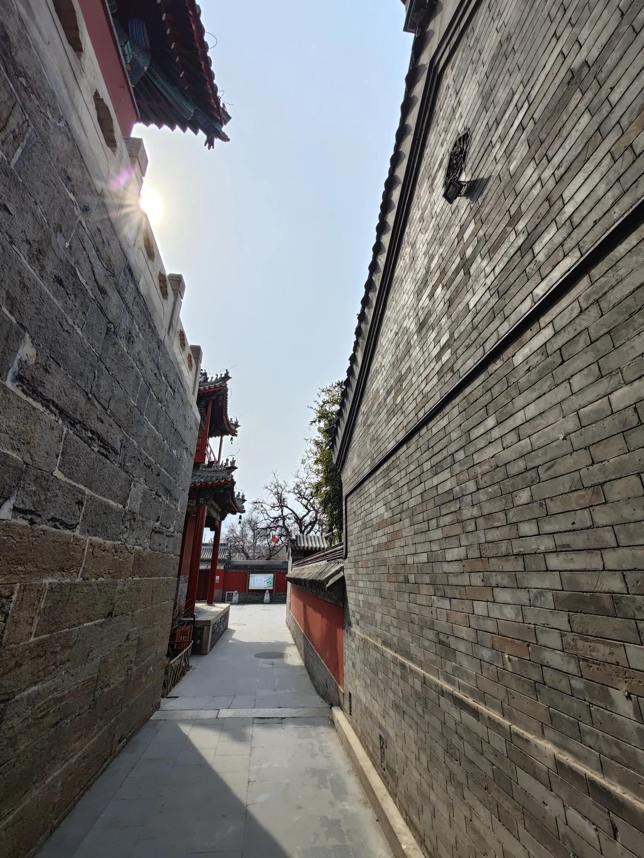 生活如旅，心向远方
 
生活如同一场旅行，每一个日出都是新的起点，每一次日落都是