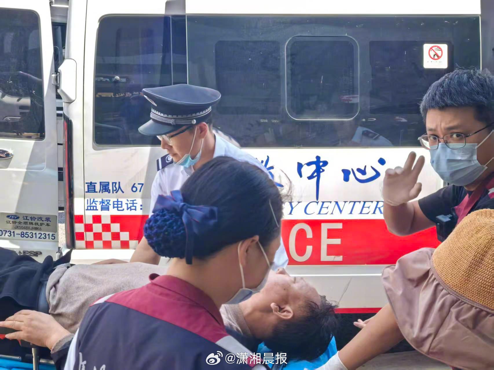 【#长沙地铁工作人员救助突发疾病乘客#】五一假期首日，长沙地铁迎来出行客流高峰，