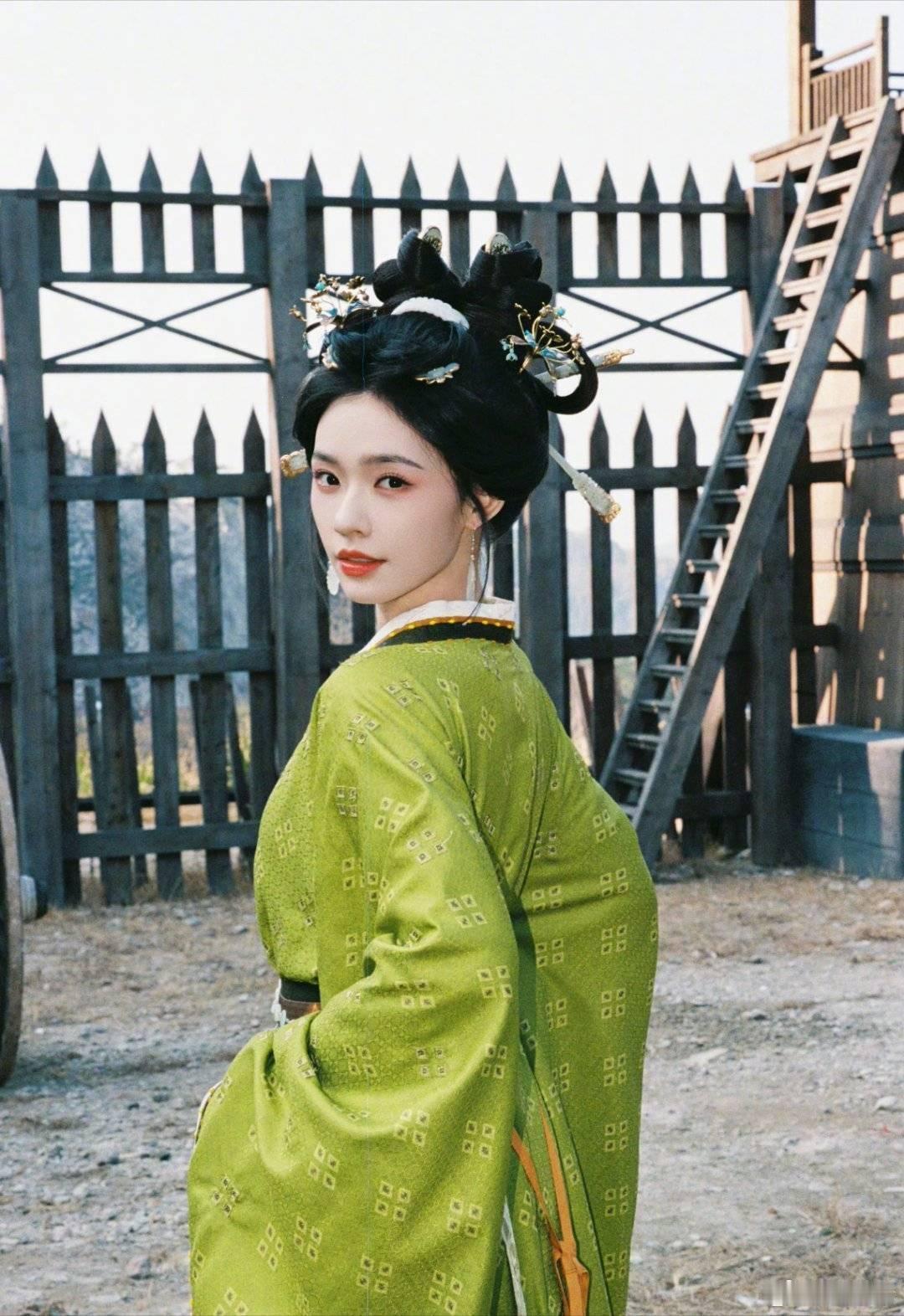 归鸾预告好有质感 林允和魏晋古风适配度直接拉满，清冷飘逸妆造衬得她貌美动人，单凭