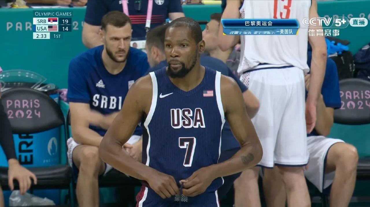 上场马上命中三分，这就是美国男篮的大杀器的实力，首节还有2分33秒的时候杜兰特终