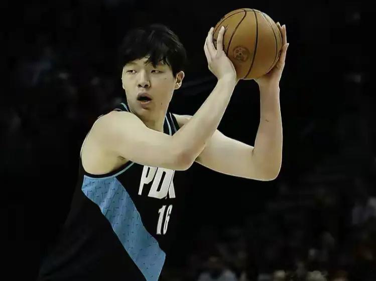 争议！杨瀚森最后134秒才登场获4分 开拓者领先32分仍用主力 北京时间1月6日