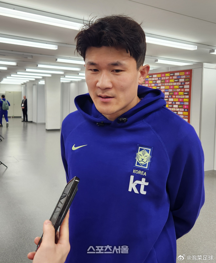 下面，我分别选取韩国媒体《朝鲜体育报》在赛后采访副队长金玟哉和正队长孙兴慜的话，