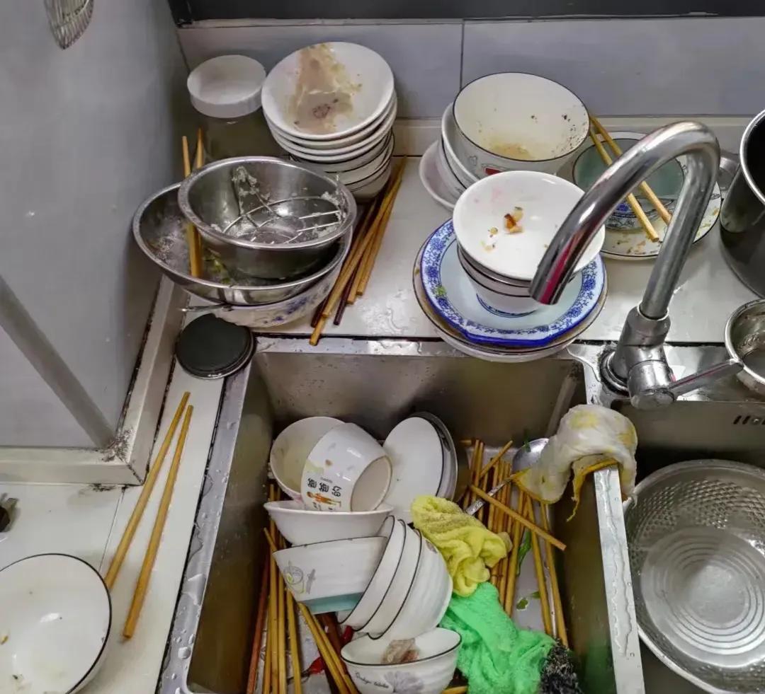 不是我故意找婆婆的事，她住在这里也半年多了，说实话，婆婆洗衣做饭，啥都好，就是吃