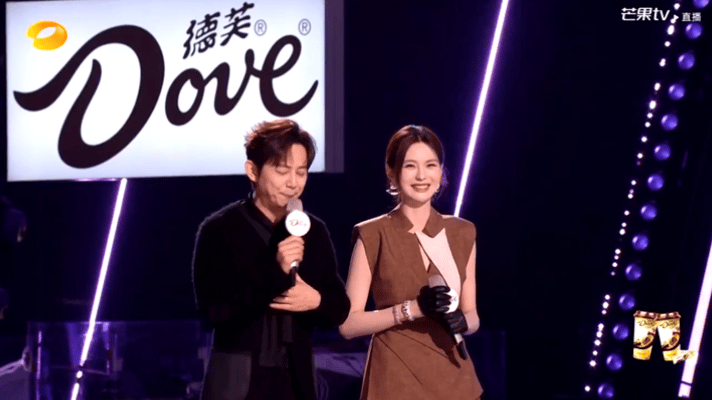 何炅嘴瓢哈哈哈魏忠杰演唱歌曲《手写的从前》时，何老师将“cong”读成了“cho