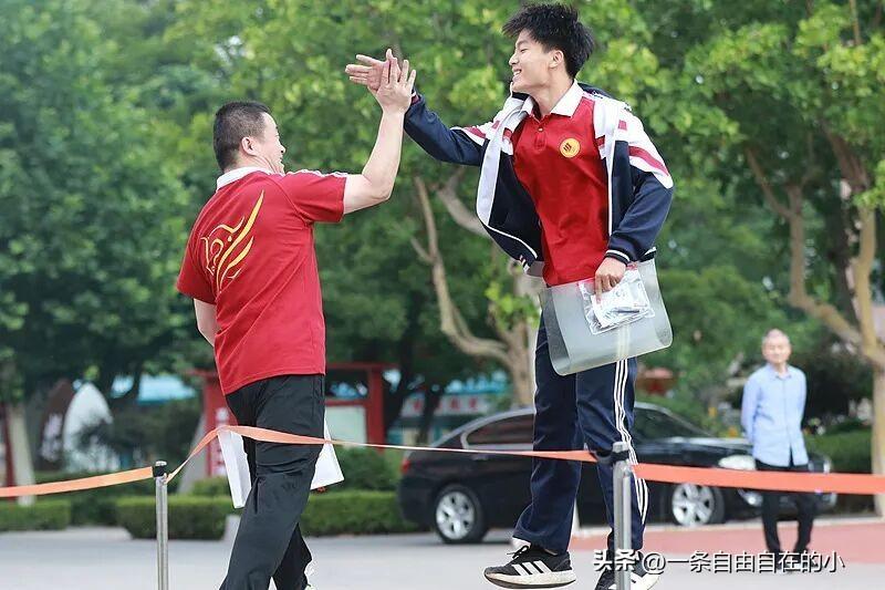 对比十几年前，如今的高考早已悄悄变了模样。以前严格文理分科，死记硬背、埋头刷题就