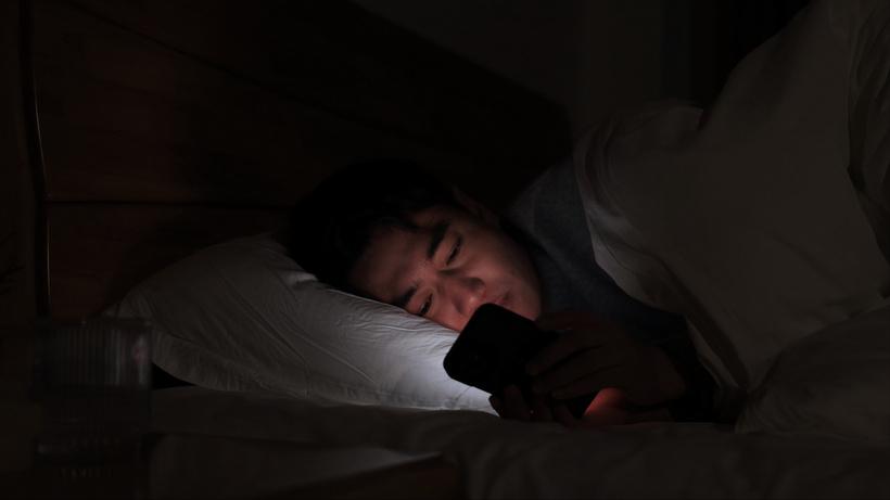 晚上关灯看手机，眼睛累不全是屏幕刺眼，真正原因是黑暗环境会让瞳孔自然放大，眼睛反