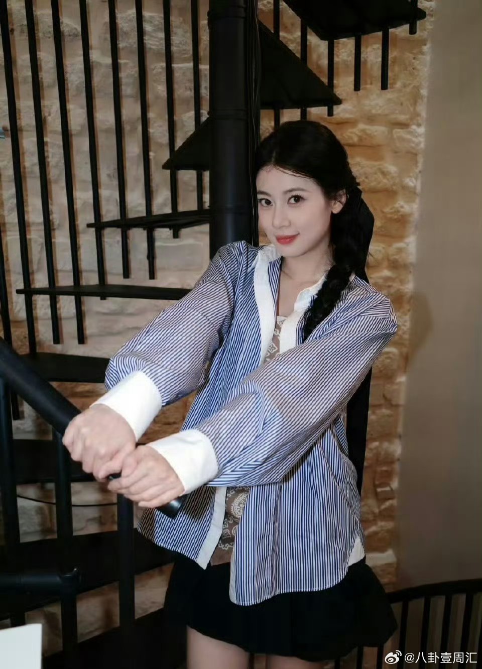 连背影都透着故事，赵昭仪的综艺镜头美学拿捏了。赵昭仪综艺录制像在拍现偶合伙人