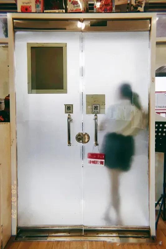 女同事24岁，五一的时候和一个男网友奔现了，去了一个酒店待了5天4晚，结果前天去