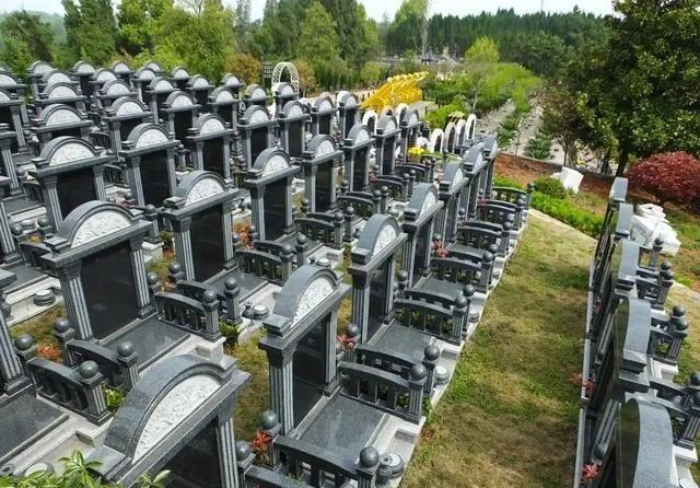 一位陵园管理员说：“公墓只能使用20年，子孙不可能永远续费，到时公墓管理方会把你