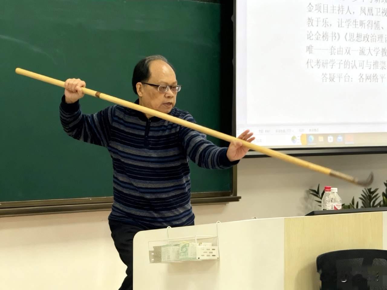 老徐，作为人大马克思主义学院在编教授，他的所言所行是在为党育人吗？

7月10日