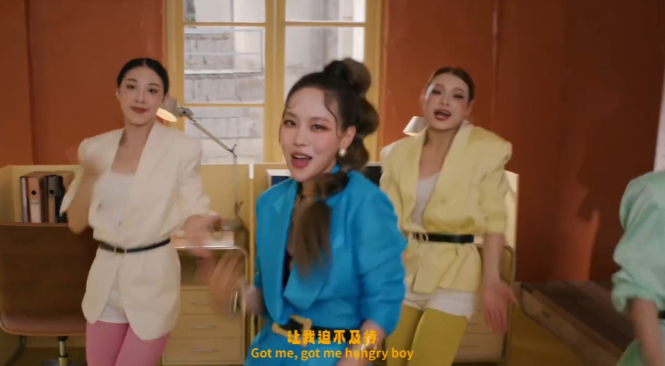 哇，王霏霏和章子怡的互动好暖！在《我就是演员3》里章子怡鼓励王霏霏，节目后还转发