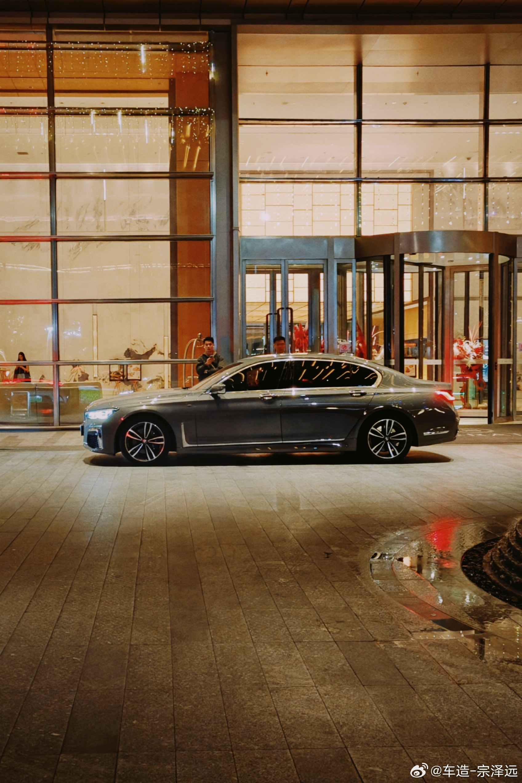 大堂门口碰见上一代宝马7系不得不说这代7系是真的帅!打开二手车网站查了下如今不到