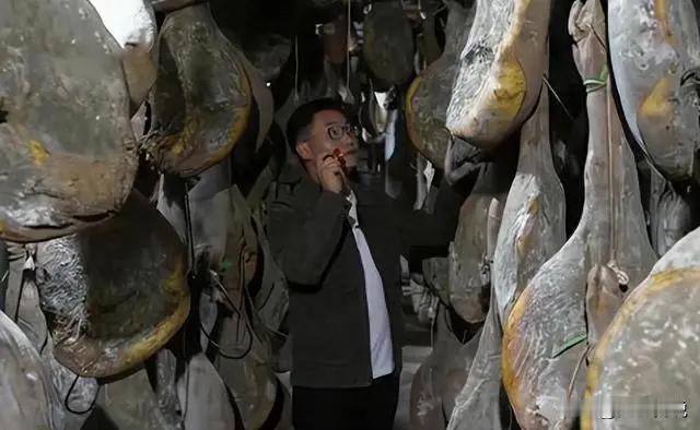 2017年，云南一小伙掏空家底囤积数万吨猪腿，本以为他会立刻售卖，没想到小伙直接