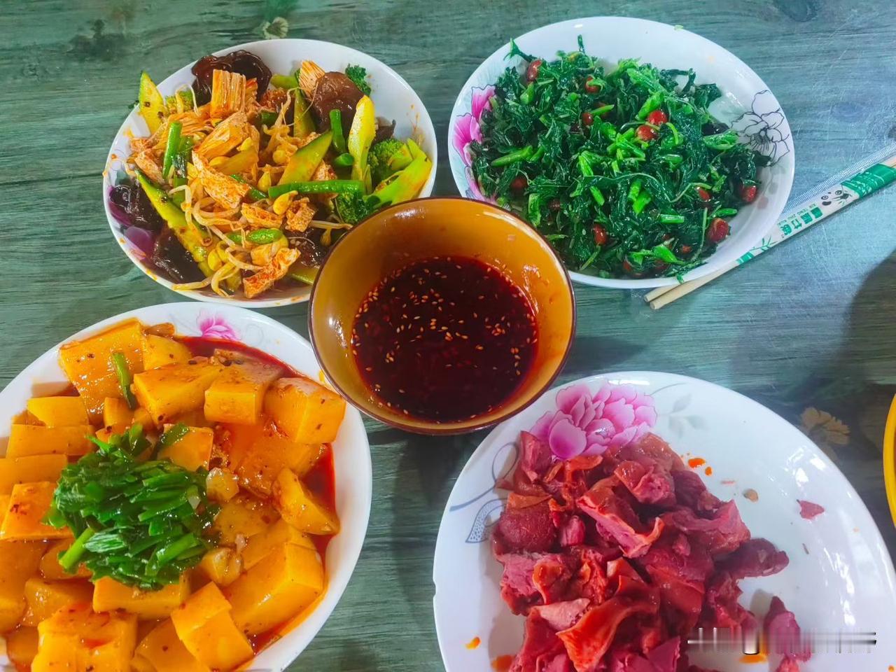 凤翔丰盛的家常菜午餐家常美食 家常饭菜一碗香 吃米饭家常菜 四盘家常小菜 几块钱
