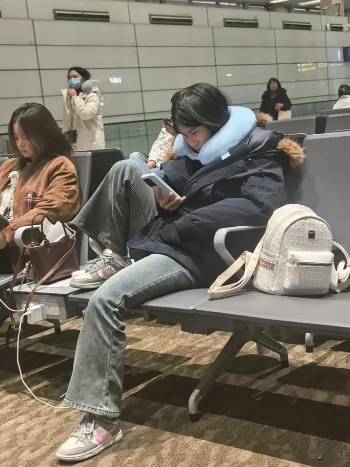 2025.12.17日 早上六点半，在浦东机场候机厅，看见的少数旅客，而且还是特