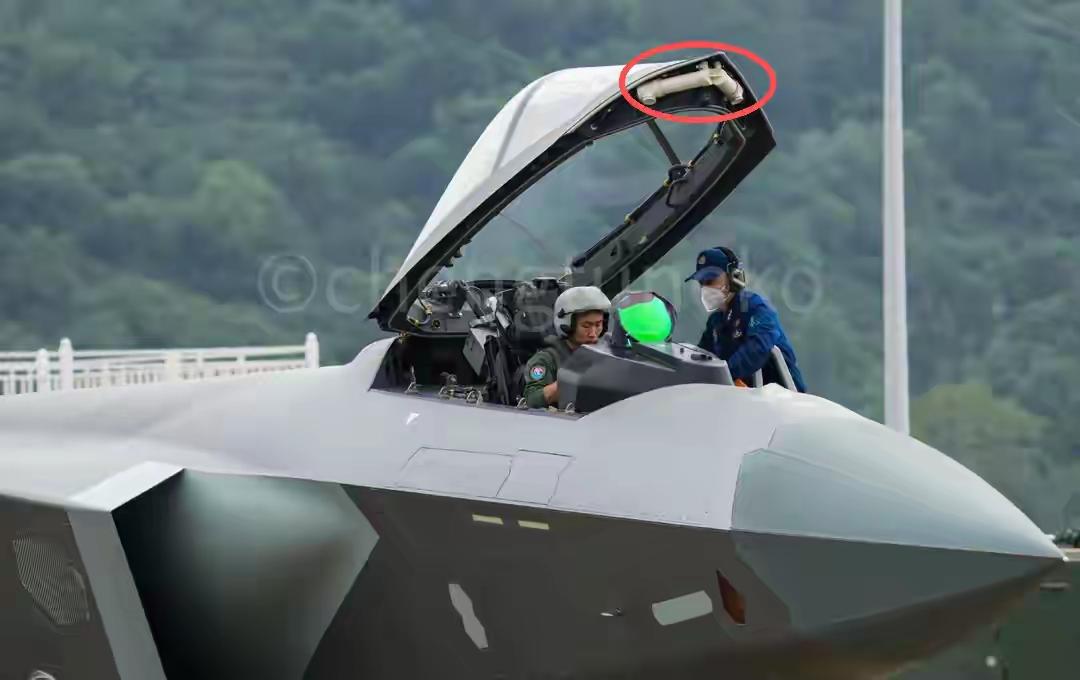 首次公开！歼-20弹射画面太震撼，座舱盖“花纹”竟是炸药，中方藏得真深
 
最近