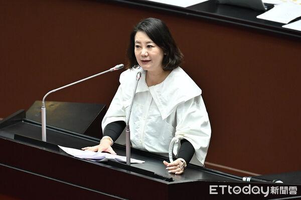 卢秀燕挺军购额度缩水？吴思瑶叫嚣：卢妈妈教坏小孩
中国国民党主席郑丽文预计4月赴