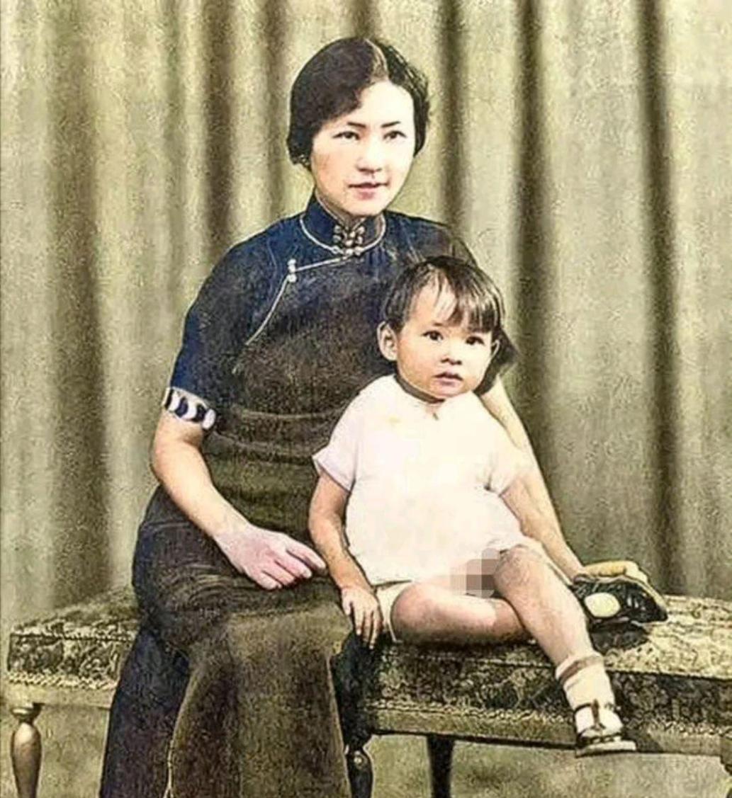 照片拍摄于1932年的北平，
林徽因与女儿梁再冰在一起。
同年8月4日，儿子梁从