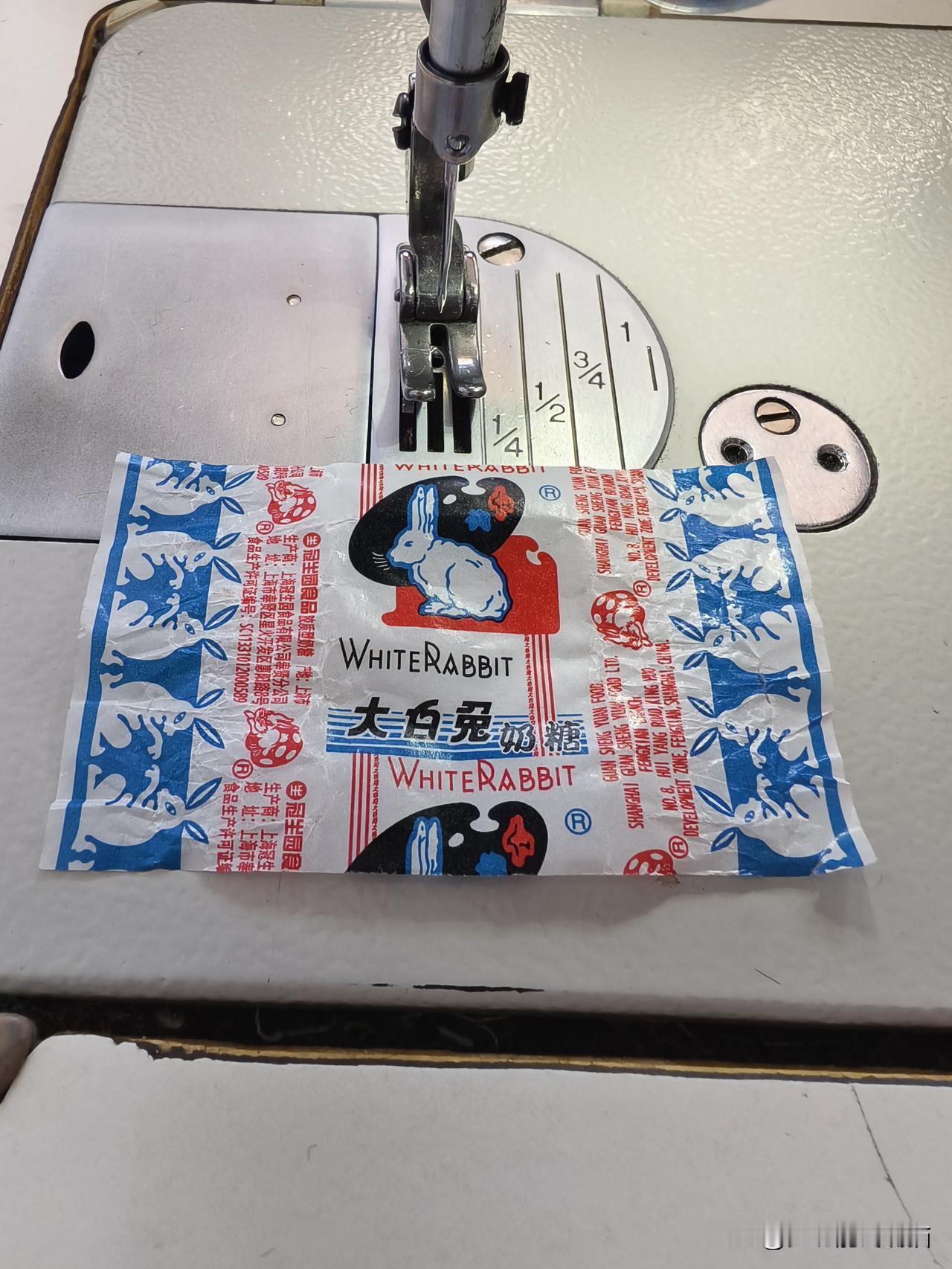 秋日生活打卡季 山西偏关猫姐裁缝店今天顾客送了一颗大白兔奶糖，突然想起外网最近的