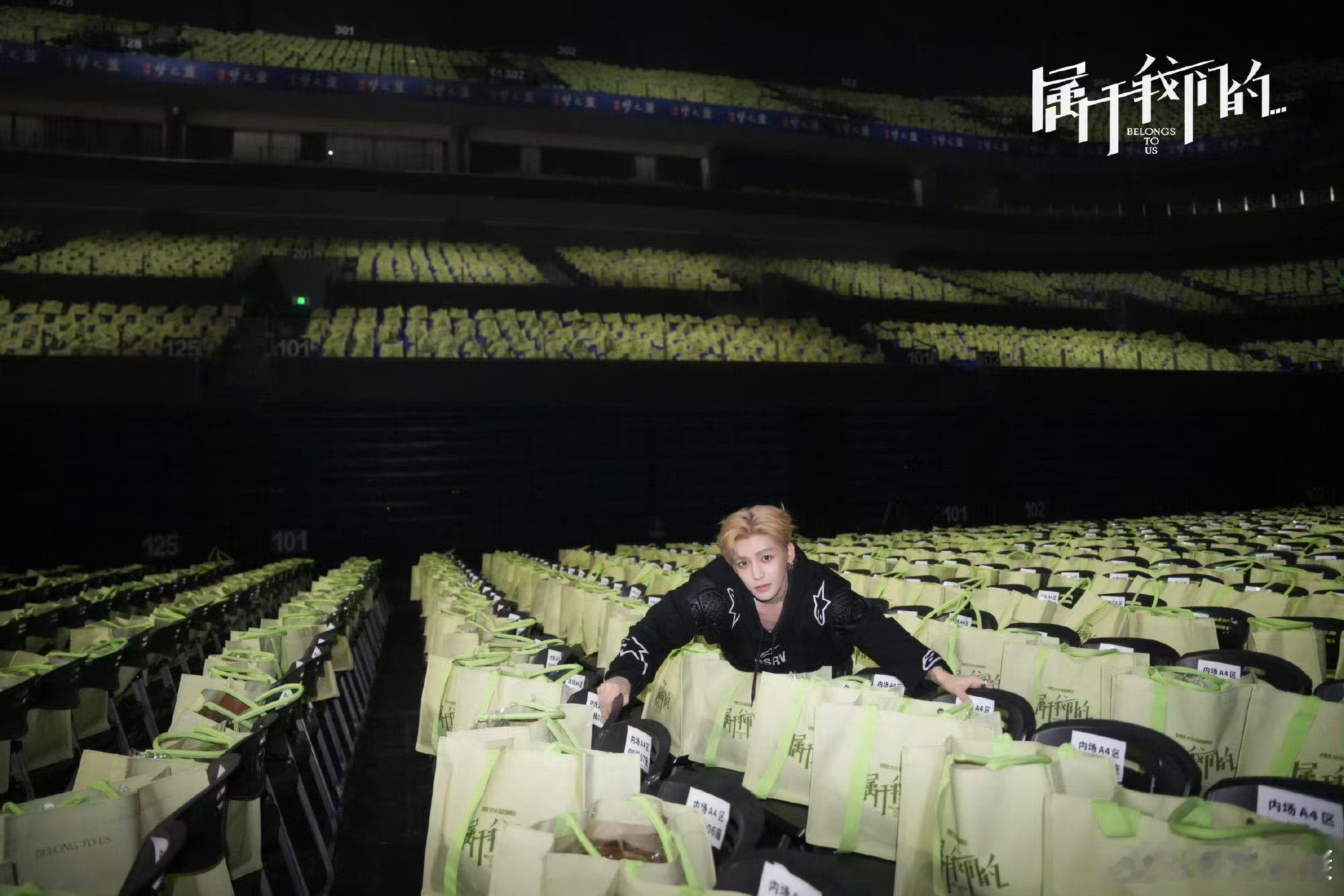 没人跟我说侯明昊这么会跳啊 我看这个侯明昊也是唱跳俱佳啊巡演舞台的观赏性也太强啦