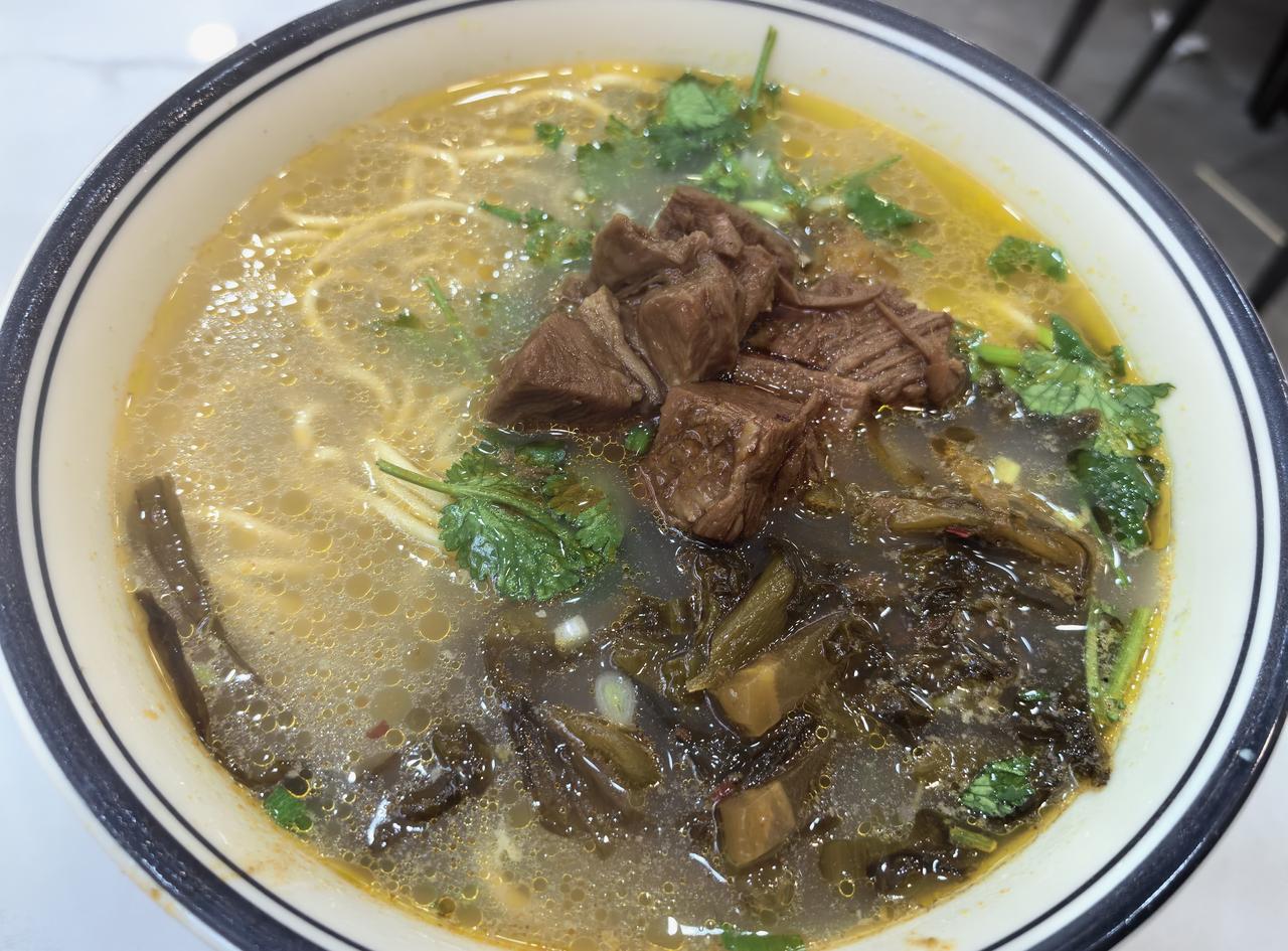 下船了，肯定要吃个宵夜

晚上九点多才下船，这么晚了肯定没有办法回家，代理给安排