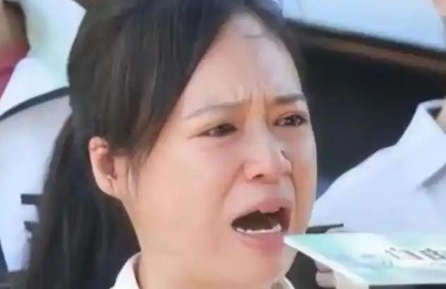 周君红在美国公开发布了一通荒唐言论，还打出反华腔调，要求中国归还她父家、母家当年