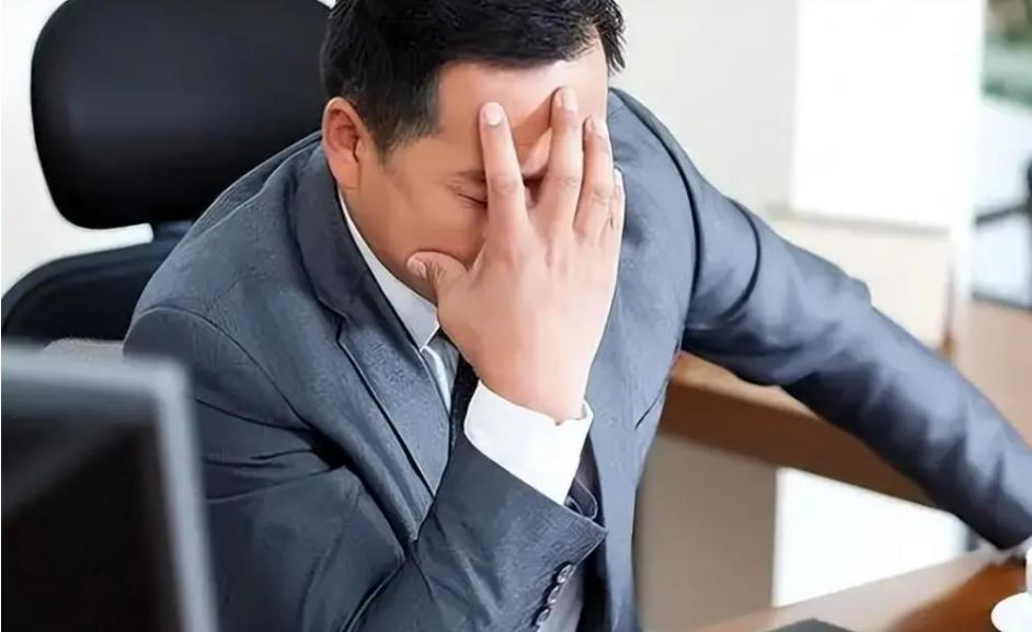 上海，一富商见女大学生贫困，便资助她上学，两人见面后，到宾馆发生了关系！此后，富