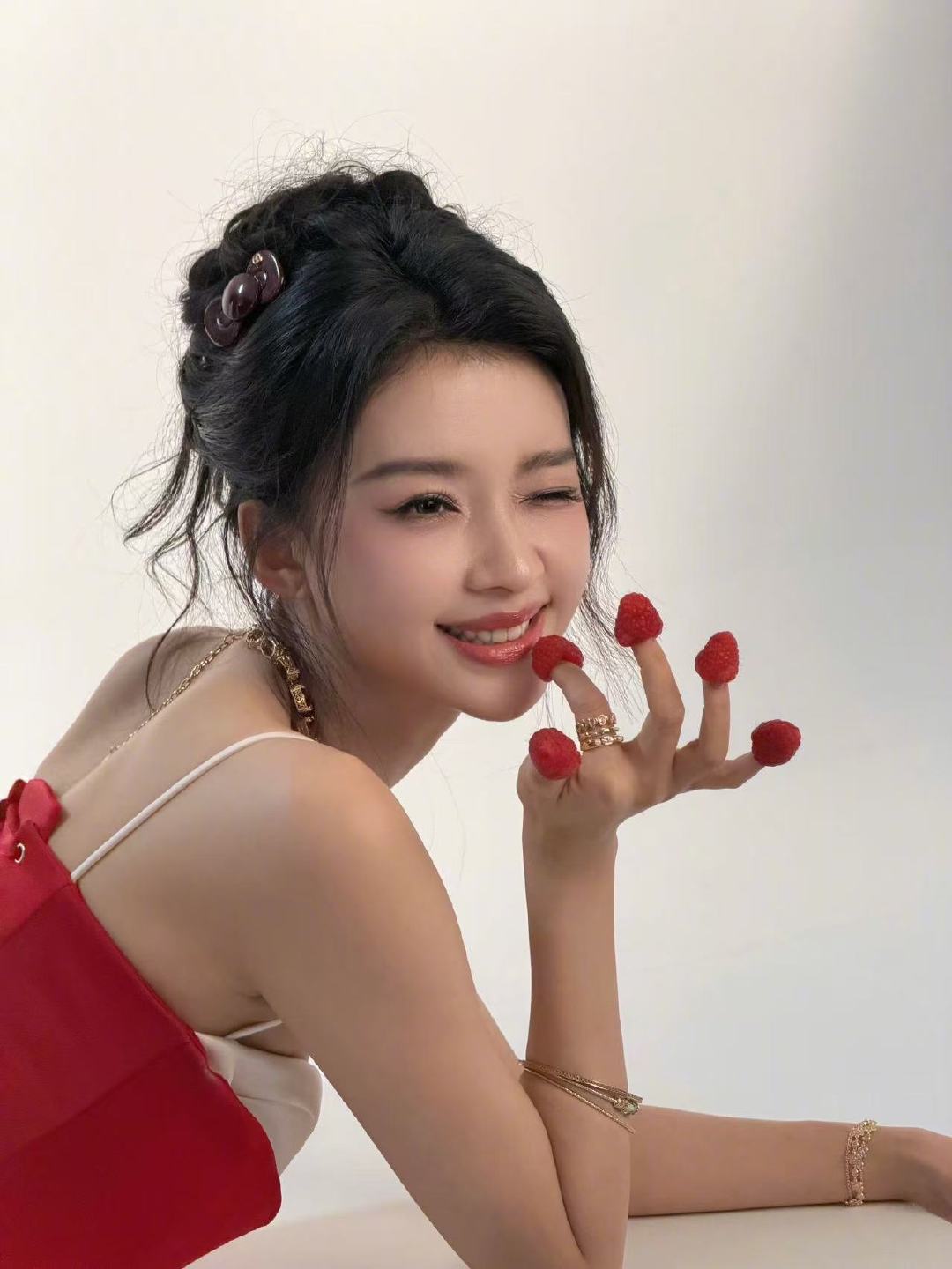 孙怡树莓红裙孙怡女团风红裙 孙怡红裙女团味拉🈵好漂亮 