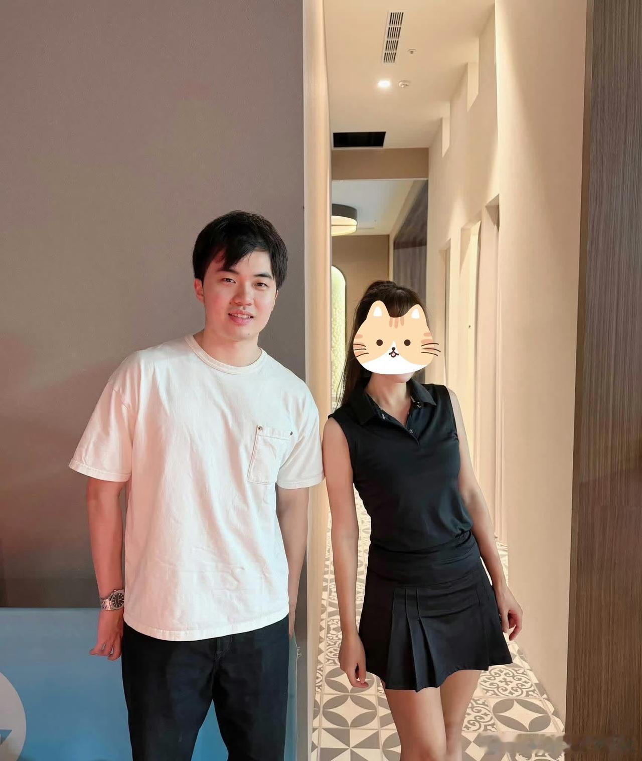 10月23日林昀儒参加匹克球活动，并和球友们合影。主要林昀儒挺受女球友欢迎，两人